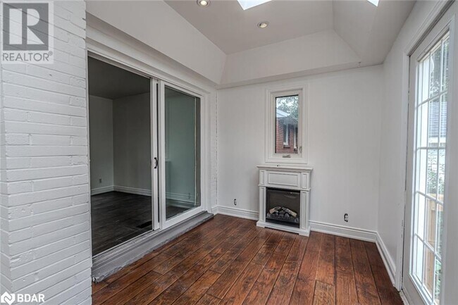 Building Photo - 163 Gunn St