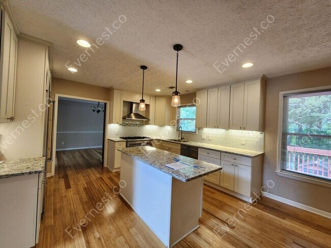 Building Photo - 2113 Chatou Pl