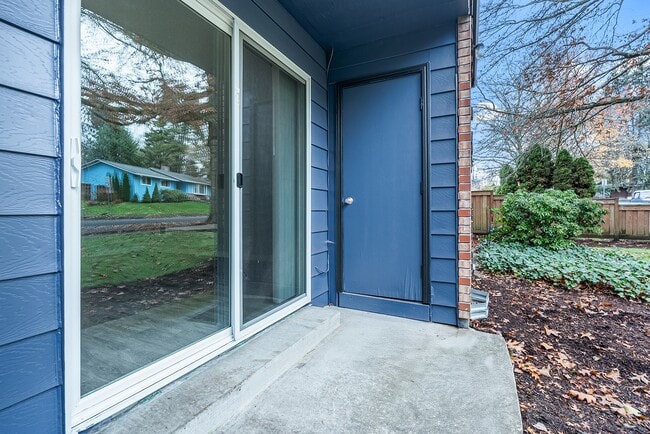 Building Photo - Royal Pines