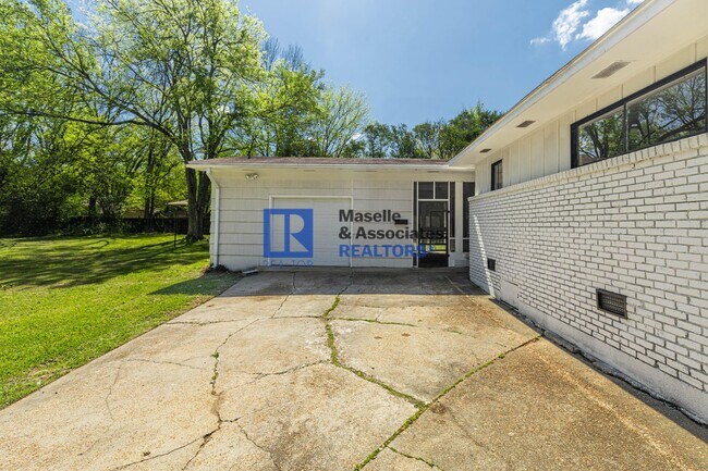 Foto del edificio - 3 Bed/2 Bath Home In Huntington Park