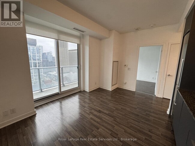 Building Photo - 120 Parliament St