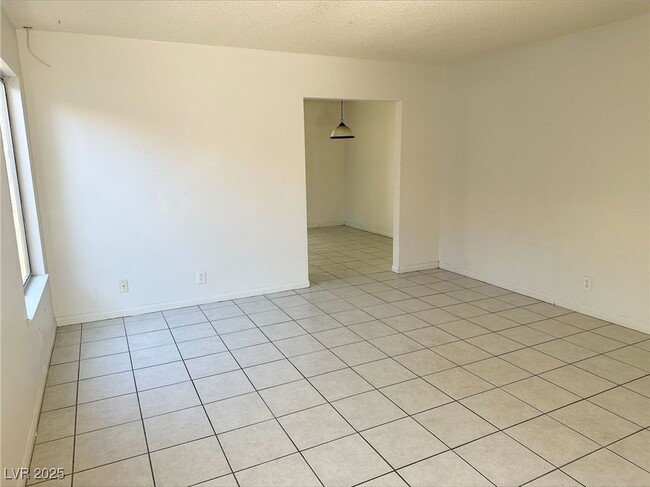 Foto del edificio - 5436 Burkshire Dr