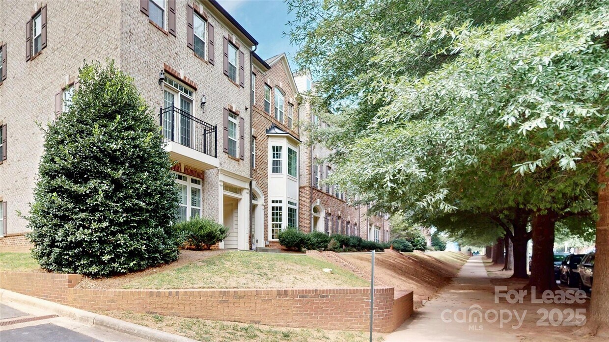 Foto principal - 1540 S Church St