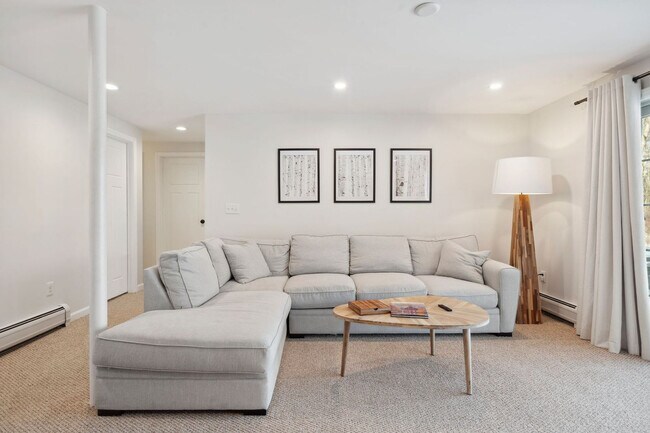 Foto del edificio - 589 Laconia Rd