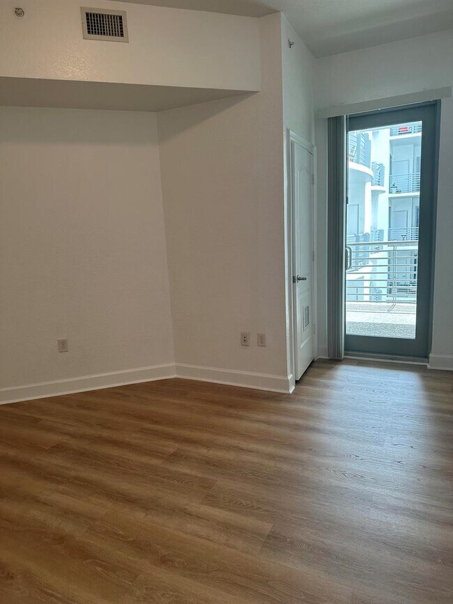 Foto del edificio - 1830 Radius Dr