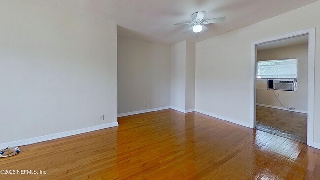 Building Photo - 1464 Holmesdale Rd