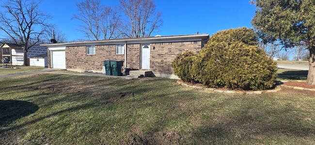 Foto del edificio - 3 Bedroom/1 Bathroom - Attached Garage!