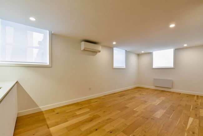 Building Photo - 590 Av. Outremont