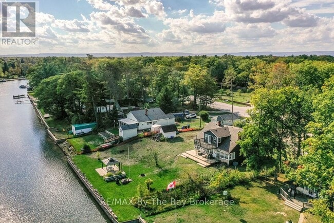 Building Photo - 1067 Mosley St