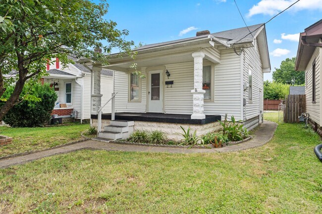 Foto del edificio - Charming 2-Bedroom Home with Fenced Yard –...