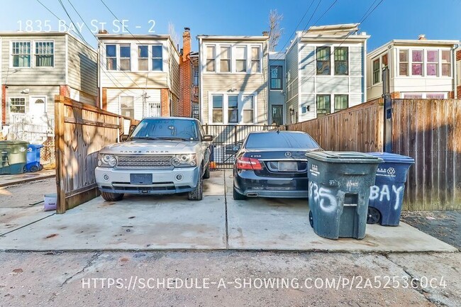 Foto del edificio - English Basement apartment with Parking