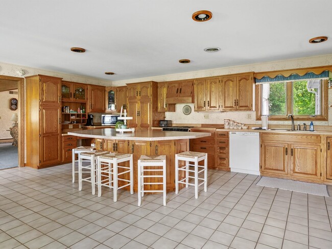 Building Photo - W6336 Circle Dr
