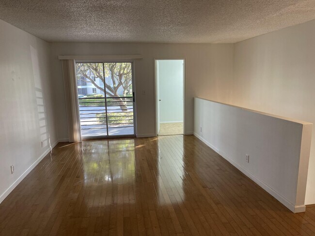 Foto del edificio - 102 Gardens Dr