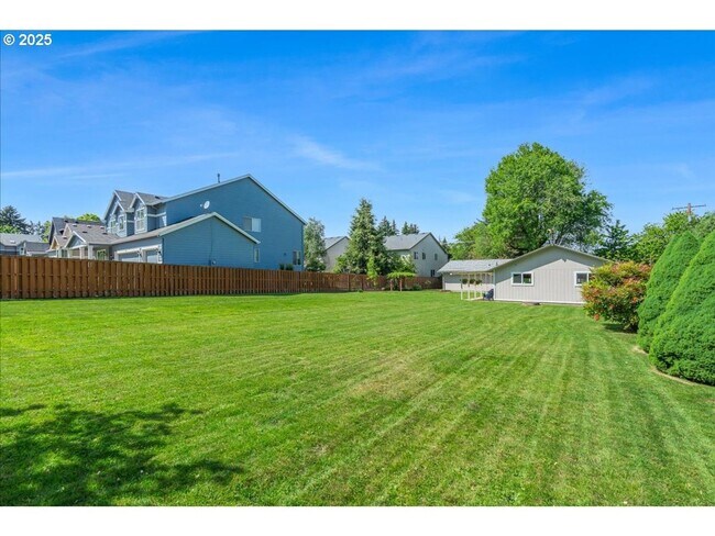 Building Photo - 10940 SW North Dakota St