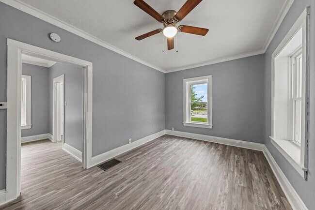 Building Photo - 6S381 4th St