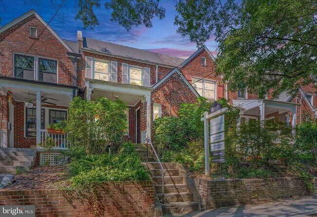 Foto del edificio - 2416 Tunlaw Rd NW
