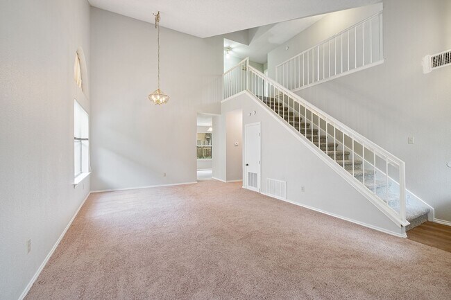 Building Photo - 3 Bedroom, 2.5 Bath, 2 Story Home in Milwood