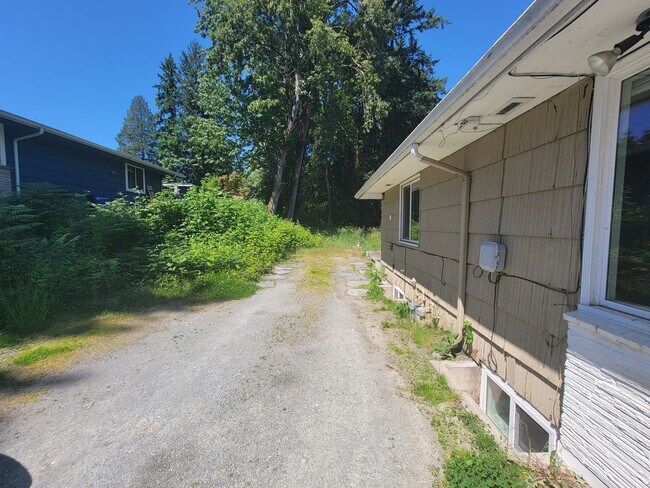 Building Photo - Spacious 2-Bedroom Home on Over Half an Ac...