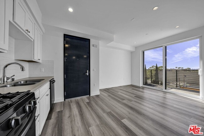 Foto del edificio - 667 N Wilton Pl