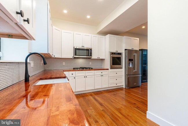 Building Photo - 412 Sepviva St