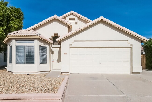 Building Photo - 832 E Baylor Ln