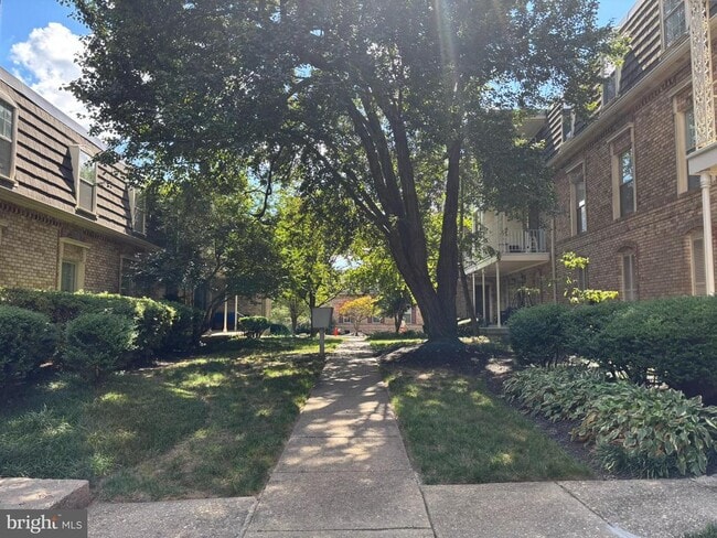 Building Photo - 3115 Patrick Henry Dr