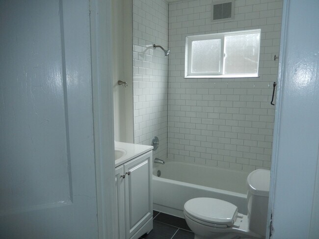 Building Photo - Newly Updated 3 Bedroom Home Near UPS and ...