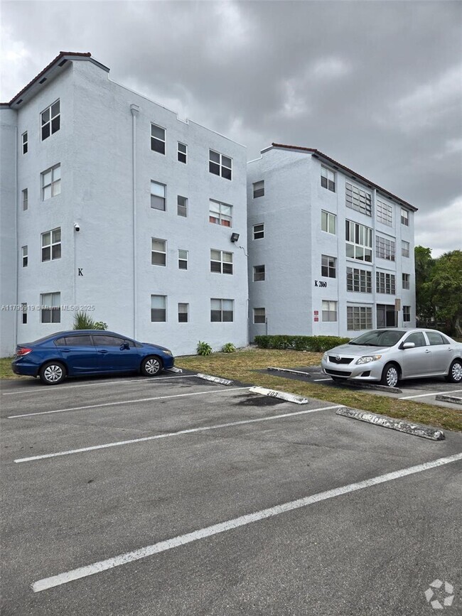 Building Photo - 2860 Somerset Dr