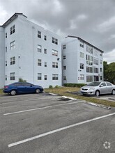 Building Photo - 2860 Somerset Dr