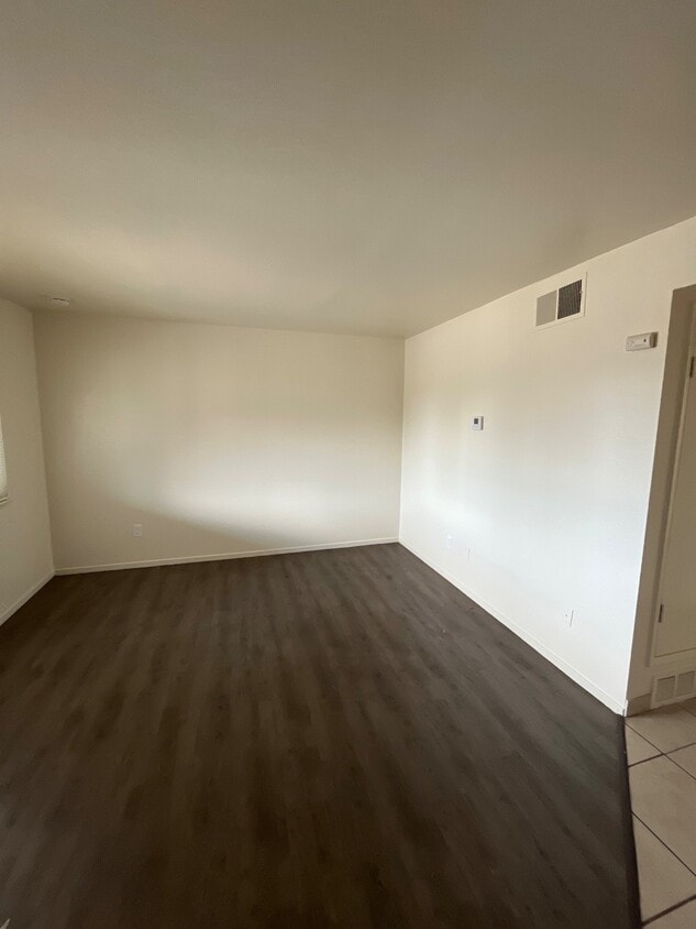 Building Photo - 3044 N Fruit Ave