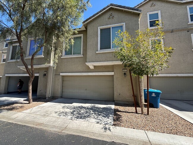 Foto del edificio - GUARD GATED 3 BED 2.5 BATH 2 CAR GARAGE TO...