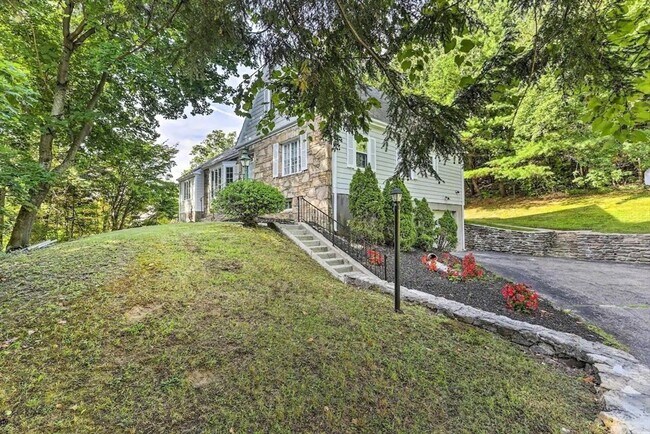 Building Photo - 17 Chiltern Hill Dr