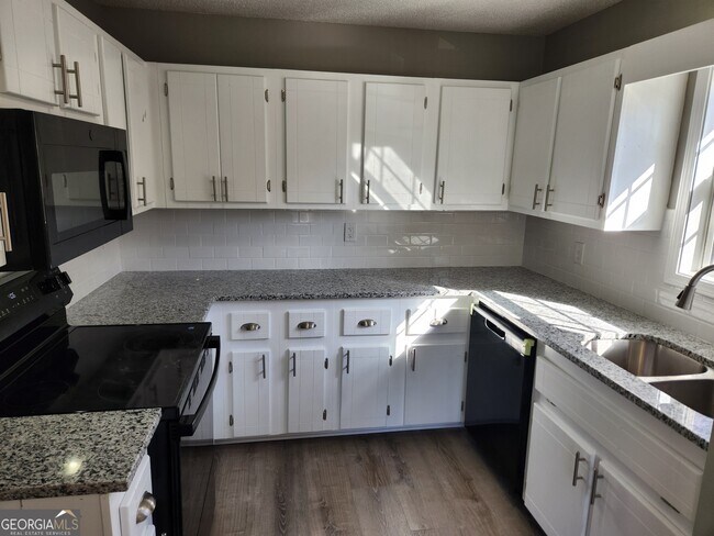 Building Photo - 75 Klassing St SW