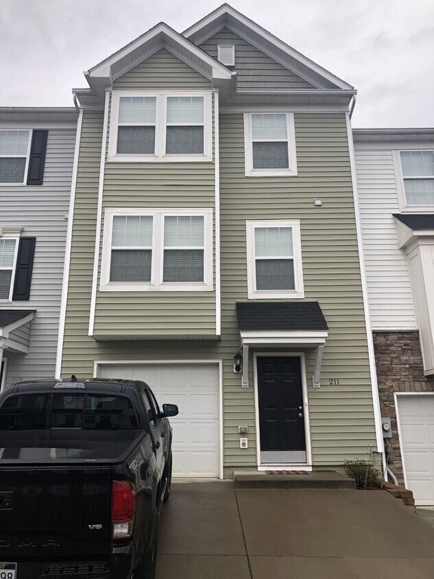 Foto principal - 3 br, 2.5 bath House - 211 Summerfield Drive