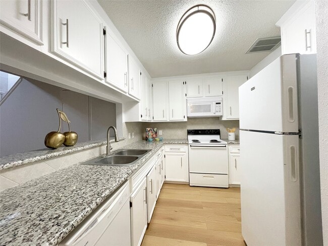 Building Photo - 13716 Hollowgreen Dr