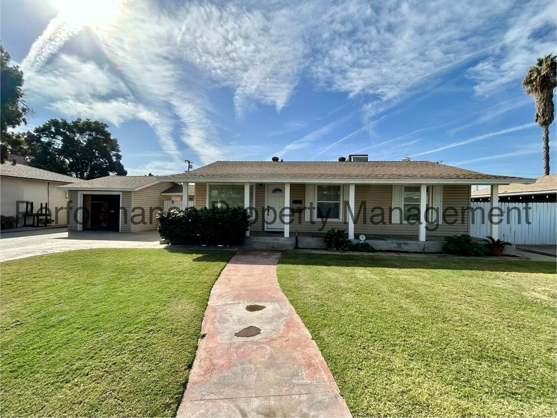 Primary Photo - Charming 3 Bed/1 Bath in SW Bakersfield wi...