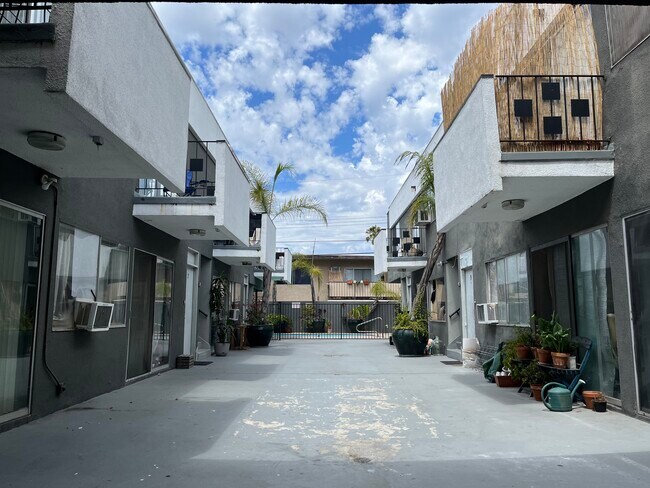 Building Photo - 917 N Curson Ave