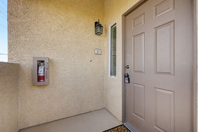 Foto del edificio - 2 BEDROOM CONDO WITH MOUNTAIN VIEWS!
