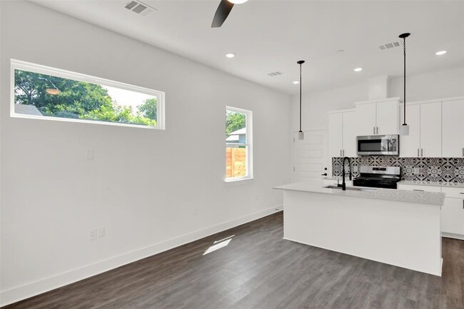 Foto del edificio - 7601 Carver Ave