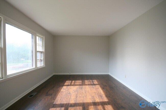 Building Photo - 2613 Thornhill Rd NW