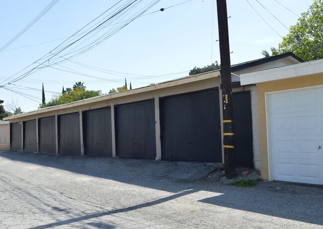 Building Photo - 1121 E Pasadena St