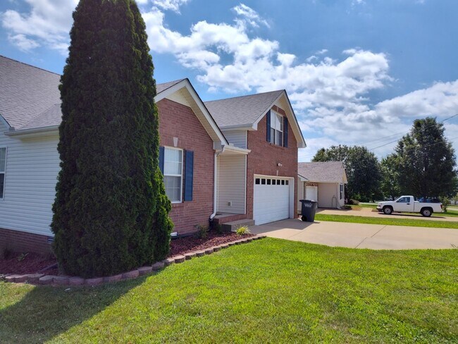 Building Photo - 645 Buttercup Dr