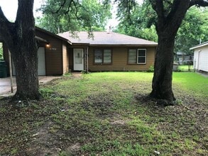 Building Photo - 2702 N Camp Cir