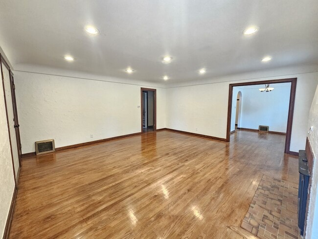 Building Photo - 829 S Ivory St