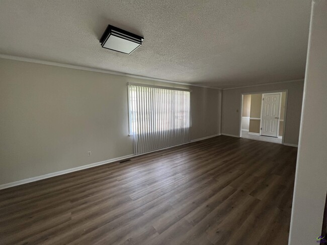 Building Photo - 210 Westwood Dr