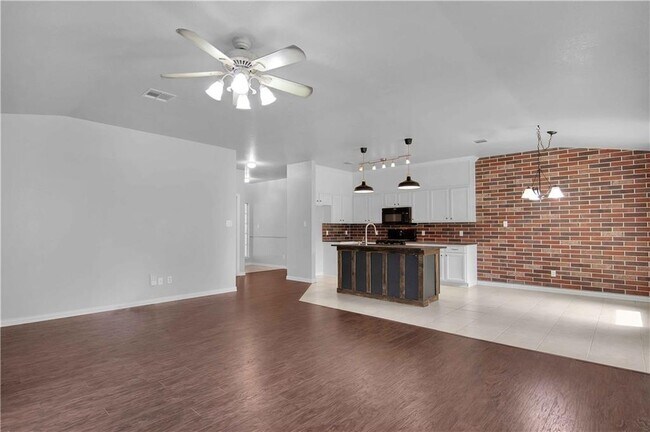 Building Photo - 2614 Bradley Ln
