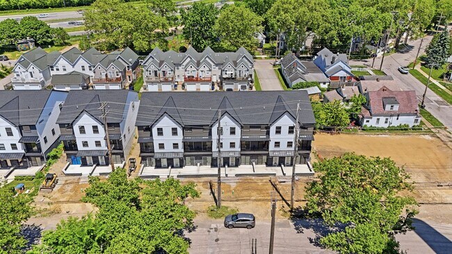 Foto del edificio - Stop Searching. Start Living & Come Home to Comfort.