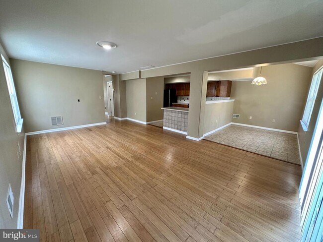 Building Photo - 119 Trafalgar Dr