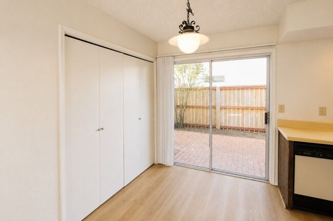 Building Photo - 2 Bedroom Townhouse Style Apartment with Private Fenced Patio