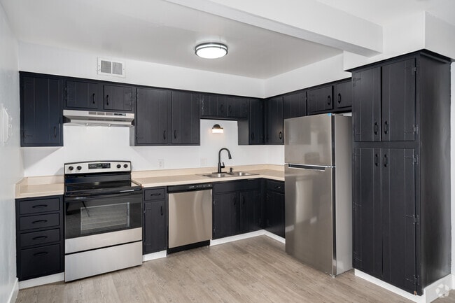 2BR, 1BA - 955SF - Kitchen - Covington Place